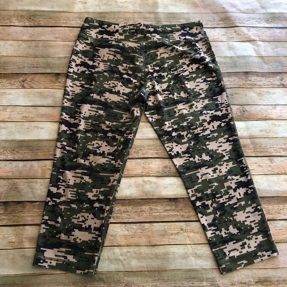 Women’s VOGO Athletica Digital Camo Crop Leggings - Picture 4 of 6
